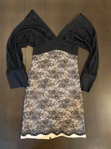 듀라스 앰비언트 블랙과 레이스 V넥 드레스