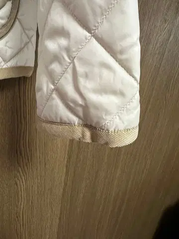 화이트 퀼팅 자켓