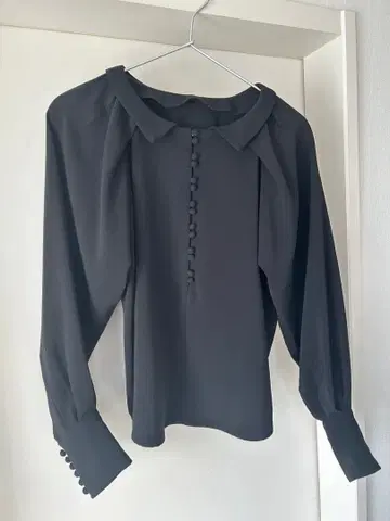 젠느 싸개 버튼 블랙 블라우스