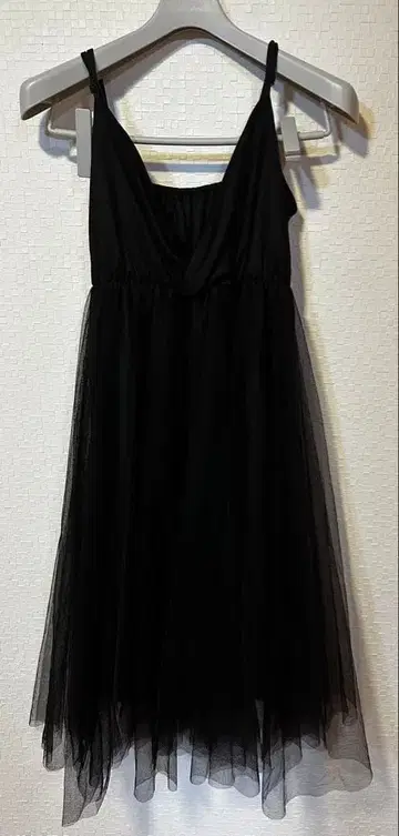 슬리브리스 블랙 튤 원피스