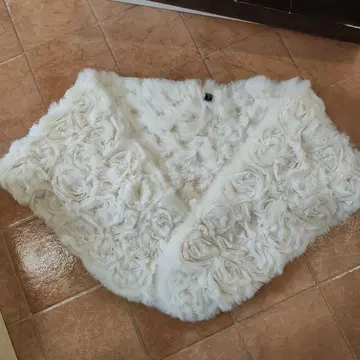 화이트 퍼 꽃무늬 숄