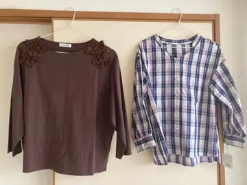 Couture Brooch 프릴 달린 브라운 상의와 체크 무늬 셔츠 세트