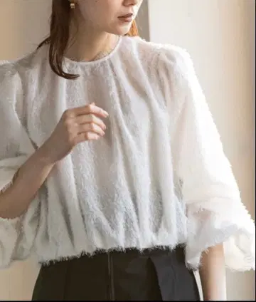 [새상품급] NOBLE 노블 샤기 프린지 숏 블라우스 화이트