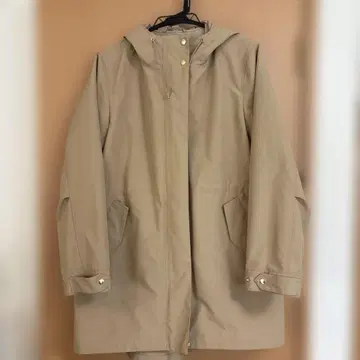 23구 베이지 후드 부착 코트