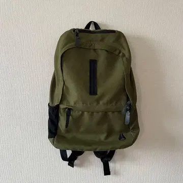 올리브색 중형 백팩