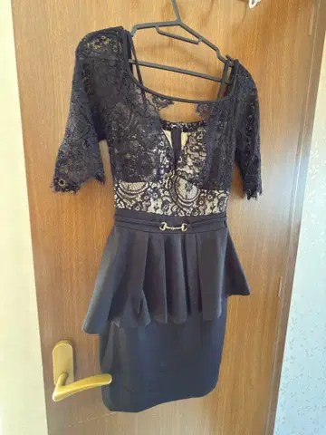 블랙 레이스 페플럼 드레스