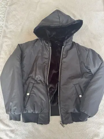 후드 부착 블랙 다운 자켓 EMODA