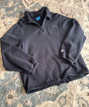 블랙 지퍼 달린 하프 지퍼