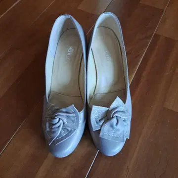 리본 포함 그레이 중간 힐 펌프스 MODELO