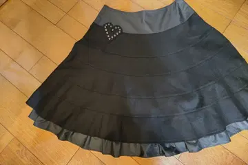 센소유니코 NERO 블랙 플레어 스커트 하트 스터드 장식