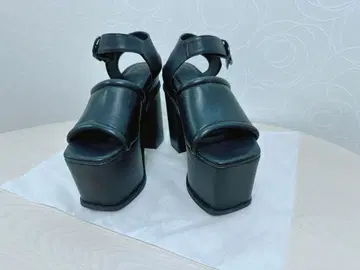 통굽 샌들 힐 블랙 EMODA