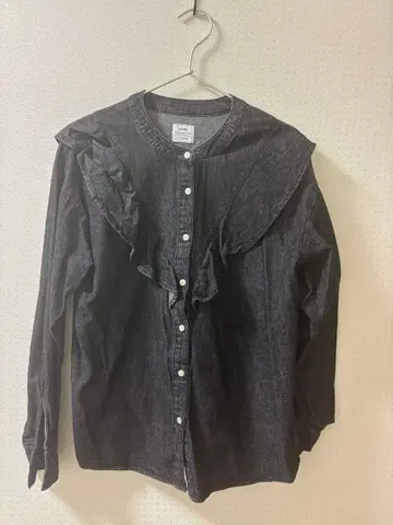 coen 블랙 데님 프릴 셔츠