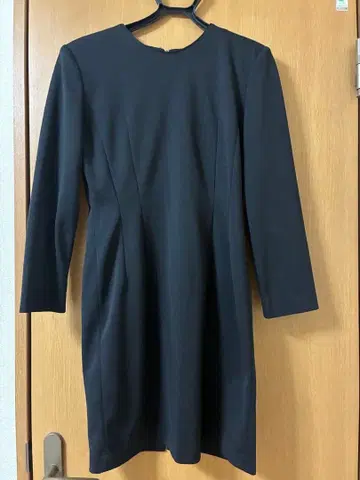 블랙 긴팔 무릎 기장 원피스