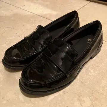 ZARA 에나멜 로퍼 38 사이즈 블랙