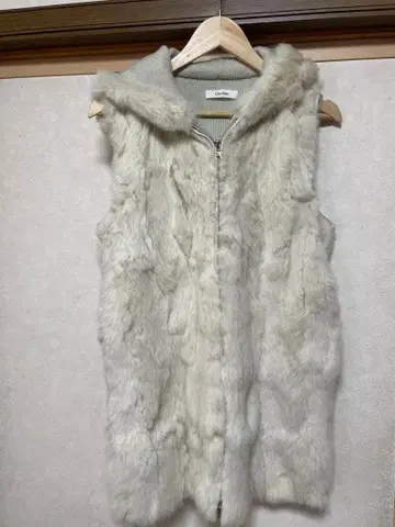 Dou Dou 후드 부착 퍼 베스트 지퍼 디자인