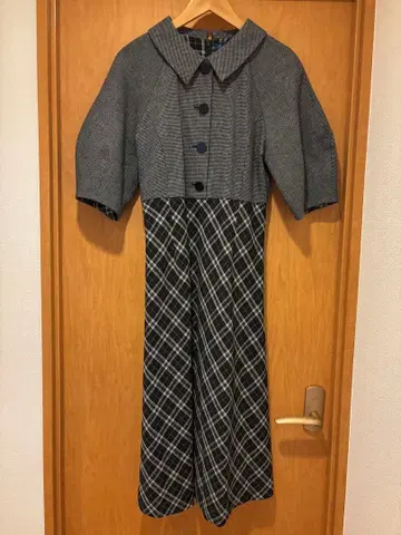 그레이 반팔 무릎 기장 원피스