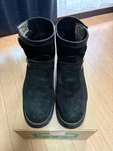 치페와 스웨이드 숏 엔지니어 부츠 블랙