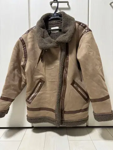 무스탕풍 베이지 자켓