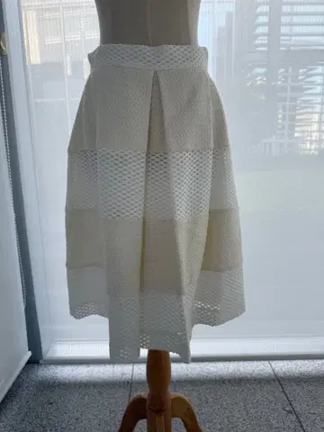 미사용 새상품 MARIELLAROSATI 화이트 메쉬 플레어 스커트