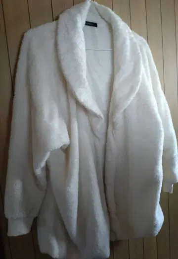 겨울용 보아 얇은 소재로 입기 쉬운 화이트 코트