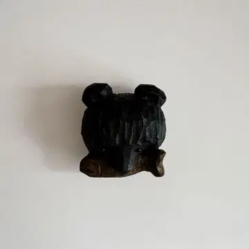 목차 나무 조각 곰 브로치