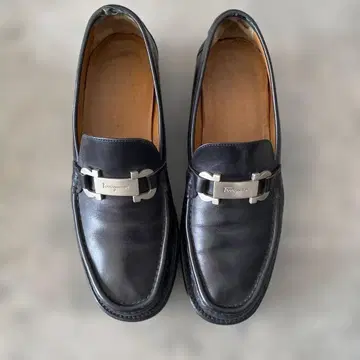Ferragamo 블랙 가죽 로퍼 금속 버클 포함