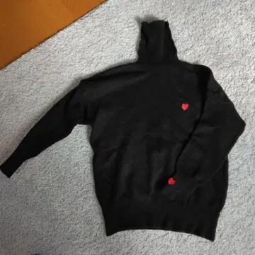 블랙 터틀넥 스웨터 하트 자수