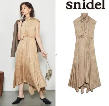 스나이델 슬리브리스 원피스 모노그램