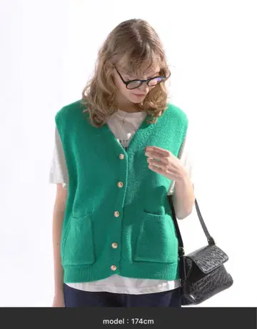 그린 니트 베스트 골드 버튼 포함