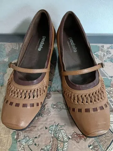 새상품급 페달라 24.5 EEE 힐 3cm 브라운 뜨개질