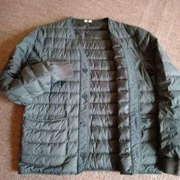 유니클로 울트라 라이트 다운 자켓 카키 계열 V넥