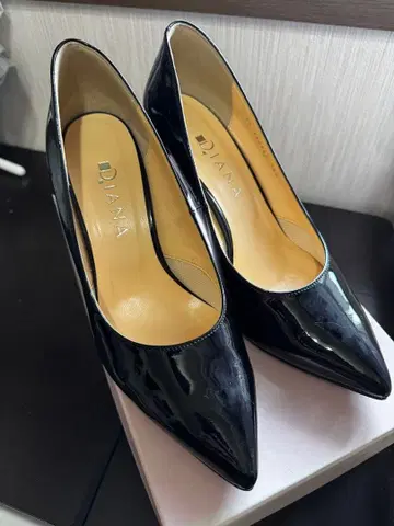 DIANA 에나멜 블랙 스틸레토 펌프스