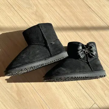 리본 포함 블랙 어그 부츠