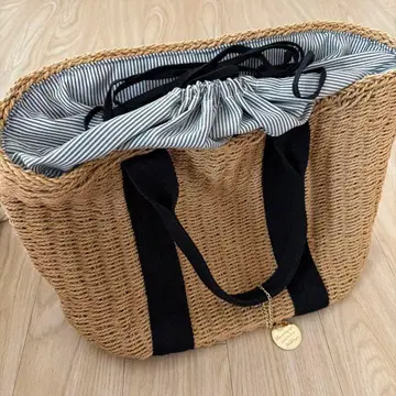 스트로우 소재 토트백 스트라이프 패턴 안쪽