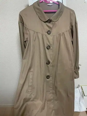 에카 소포 베이지 트렌치코트 버튼 포함