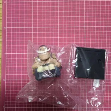 앉아있는 캐릭터 피규어