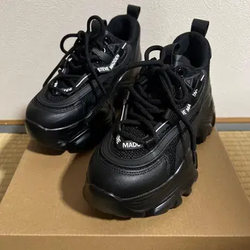 steve madden 새상품급 RECOUPE 통굽 볼륨 스니커즈