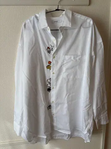 자수 들어간 화이트 긴팔 셔츠