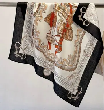 화려한 디자인의 스카프