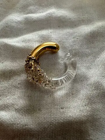 작가 금채와 유리 이어커프