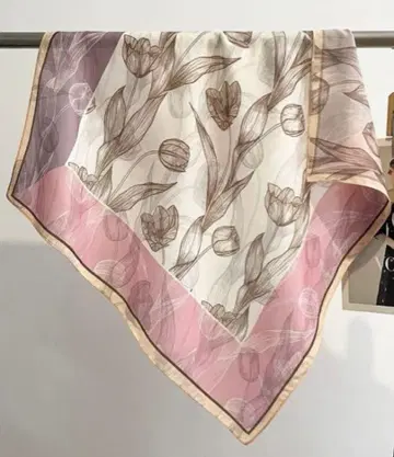 화려한 디자인의 스카프