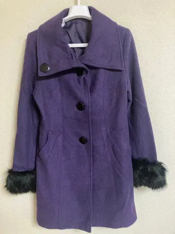 퍼 달린 보라색 코트 퍼 탈부착 가능