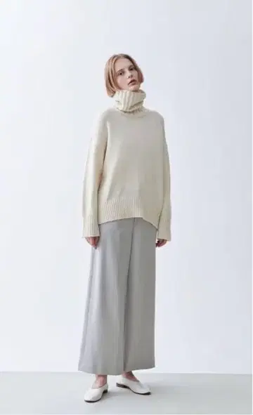 GALERIE VIE 파인 울 터틀넥 풀오버 아이보리