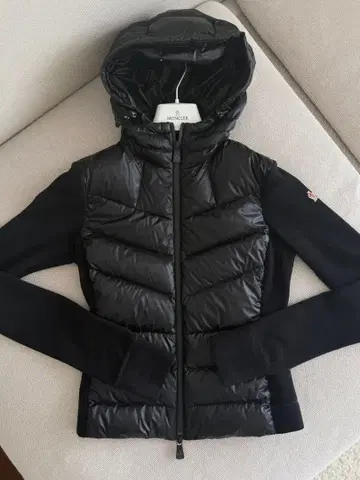 새상품급 MONCLER GRENOBLE 이소재 다운 후드 부착