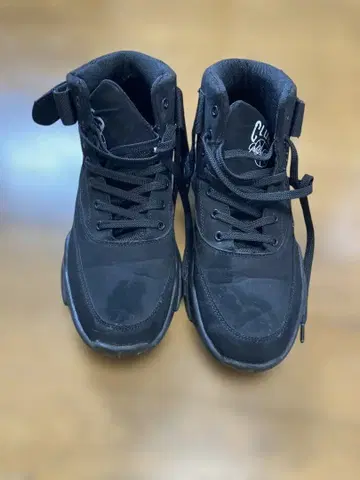 블랙 하이컷 스니커즈 클럽 로고 부착