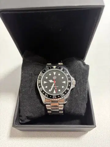 폭스바겐 블랙 다이얼 손목시계