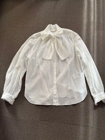 Ballisey 화이트 리본 포함 셔츠