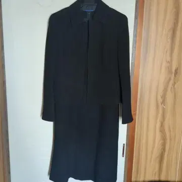 블랙 수트 자켓과 스커트 세트