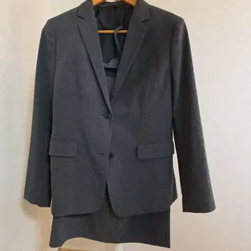 유니클로 다크 그레이 스커트 수트