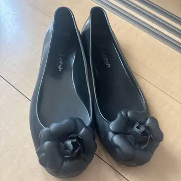 블랙 까멜리아 레인 슈즈